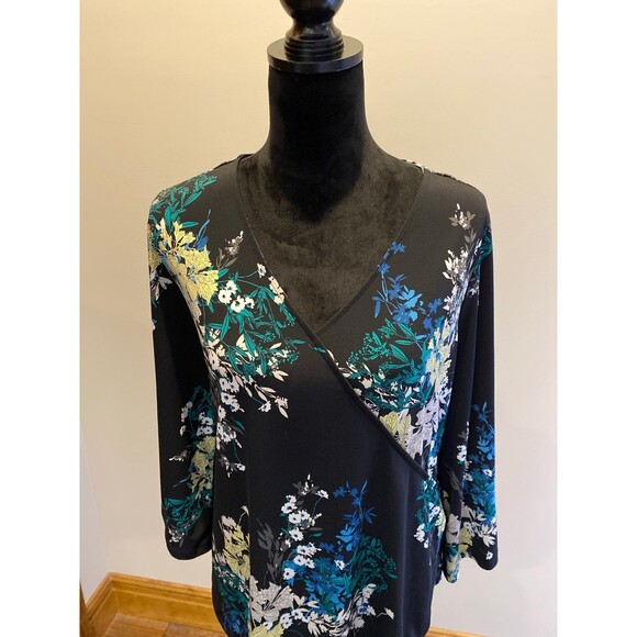 Style & Co Faux Wrap Blouse Size 1X Black Floral + Stretch 3/4 Sleeve V neck Top - Picture 2 of 11